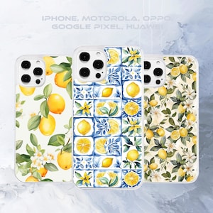 Puede incluir: Tres fundas para teléfono con diferentes diseños. La primera funda tiene un fondo blanco con un diseño de limonero. La segunda funda tiene un diseño de azulejos azules y blancos con limones. La tercera funda tiene un fondo blanco con un diseño de limonero.