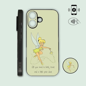 Könnte beinhalten: Hellgrüne Handyhülle mit einer Cartoon-Illustration von Tinkerbell in einem gelben Kleid, die einen Zauberstab hält. Auf der Hülle steht der Text "All you need is faith, trust, and a little pixie dust". Ein kleines rundes Bild ist ebenfalls vorhanden.
