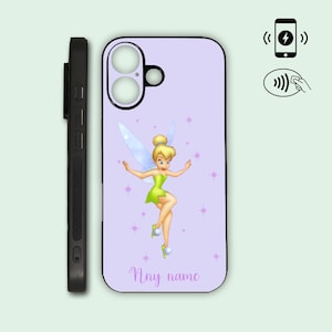 Peut inclure: Coque de téléphone avec une image de dessin animé de la fée Clochette en robe verte et ailes sur fond violet clair. Le côté est noir et le texte "Any name" est en cursive. La coque est conçue pour le chargement sans fil.