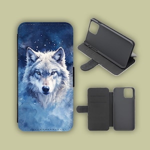 Op de afbeelding: Blauwe en witte telefoonhoes met een wolf illustratie. De hoes is een portemonnee-ontwerp met een magnetische sluiting en een zwart interieur. De afbeelding toont de hoes open en dicht, met een hoogte van ongeveer 15 cm.