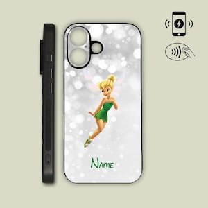 Peut inclure: Une coque de smartphone noire avec un motif de fée blonde en robe verte sur un fond blanc à effet bokeh. Le mot Name est imprimé en vert en bas. Des icônes pour la recharge sans fil et la connectivité NFC sont visibles dans le coin.