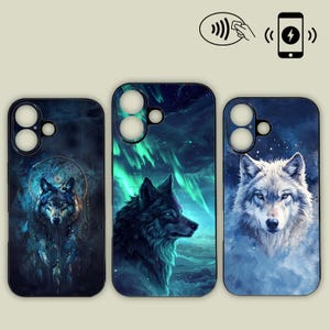 Könnte beinhalten: Drei Handyhüllen mit Wolfsmotiven. Die Hüllen zeigen detaillierte Illustrationen von Wölfen in verschiedenen Umgebungen, darunter ein Traumfänger, ein Nachthimmel mit Nordlichtern und ein Nahporträt. Die Farbpalette umfasst Blau-, Grün- und Weißtöne.