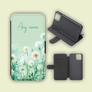 Peut inclure: Un étui de téléphone portefeuille vert menthe avec un imprimé pissenlit à l'aquarelle et le texte "Any name" sur la couverture. L'étui comprend une coque intérieure noire, des fentes pour cartes et une languette de fermeture magnétique.