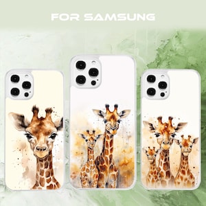Puede incluir: Tres fundas para teléfono con un diseño de acuarela de jirafas. Las fundas son blancas con un fondo transparente y presentan un diseño de tres jirafas con manchas marrones. Las fundas son para teléfonos Samsung.