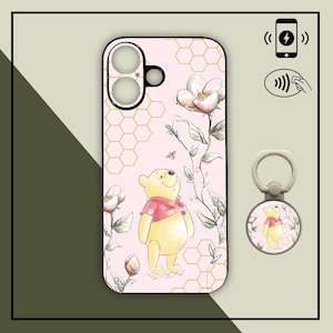 Könnte beinhalten: Rosa Handyhülle mit Winnie Puuh, Blumen und einem Wabenmuster. Enthält einen passenden Handy-Ringhalter. Das Design ist im Aquarellstil gehalten. Die Hülle hat Aussparungen für Kamera und Knöpfe.