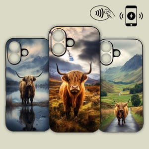 Może przedstawiać: Trzy etui na telefon z krowami Highland w malowniczych krajobrazach. Etui przedstawiają brązową krowę z długimi rogami na tle gór, jezior i dróg. Etui są przeznaczone do ładowania bezprzewodowego.
