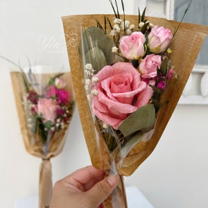 Bouquet di fiori di carta e fiori secchi