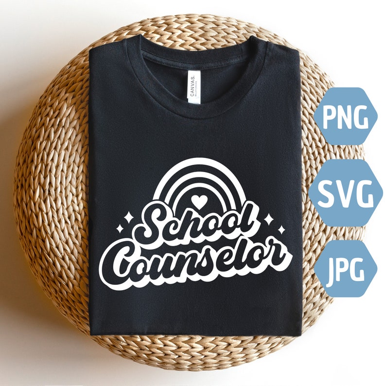 K&ouml;nnte beinhalten: Schwarzes T-Shirt mit einem wei&szlig;en Design aus einem Regenbogen und dem Text "School Counselor" in einer Retro-Schrift.