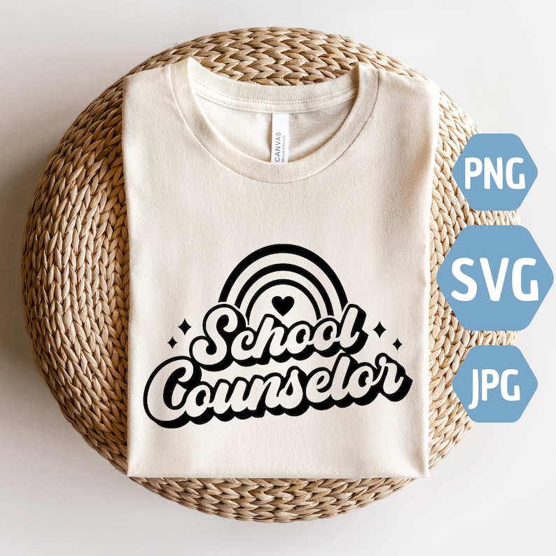 K&ouml;nnte beinhalten: Ein wei&szlig;es T-Shirt mit einem schwarzen Grafikdesign eines Regenbogens mit einem Herzen in der Mitte und dem Text "School Counselor" in einer Retro-Schrift.