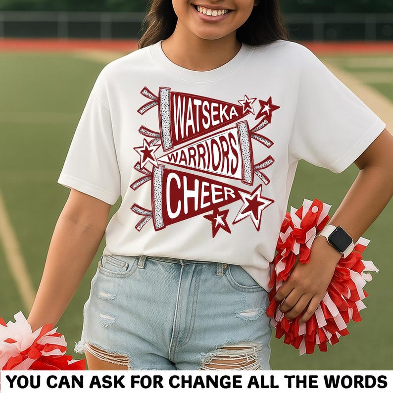 Peut inclure: T-shirt blanc avec l'inscription "WATSEKA WARRIORS CHEER" dans un motif de fanion bordeaux, orn&eacute; d'&eacute;toiles. Le t-shirt est port&eacute; avec un short en jean et des pompons rouges et blancs.