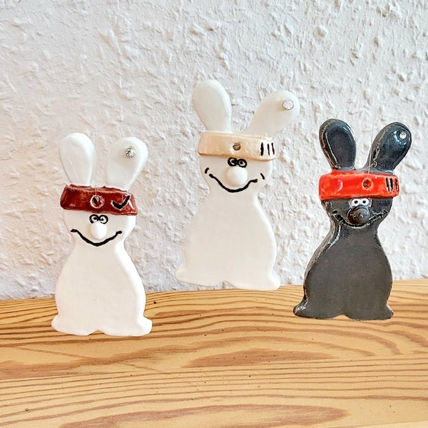 Cooler Anhänger Osterhase mit Stirnband und Ohrring aus Keramik,Hase,Strauchanhänger, Höhe ca. 8,5 cm