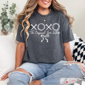 Camisa XOXO Camisa Cristã de Páscoa Camisa Original de Cartas de Amor Camisa Coquette Camisa de Páscoa Camisa do Dia de Páscoa Camisa de Jesus Páscoa Dia dos Namorados