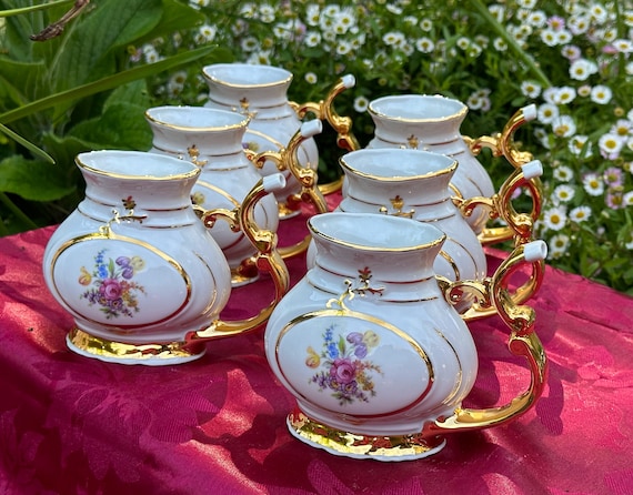 茶道具のお茶碗 銅の花瓶 や 骨董品のような物が 家から出てきた