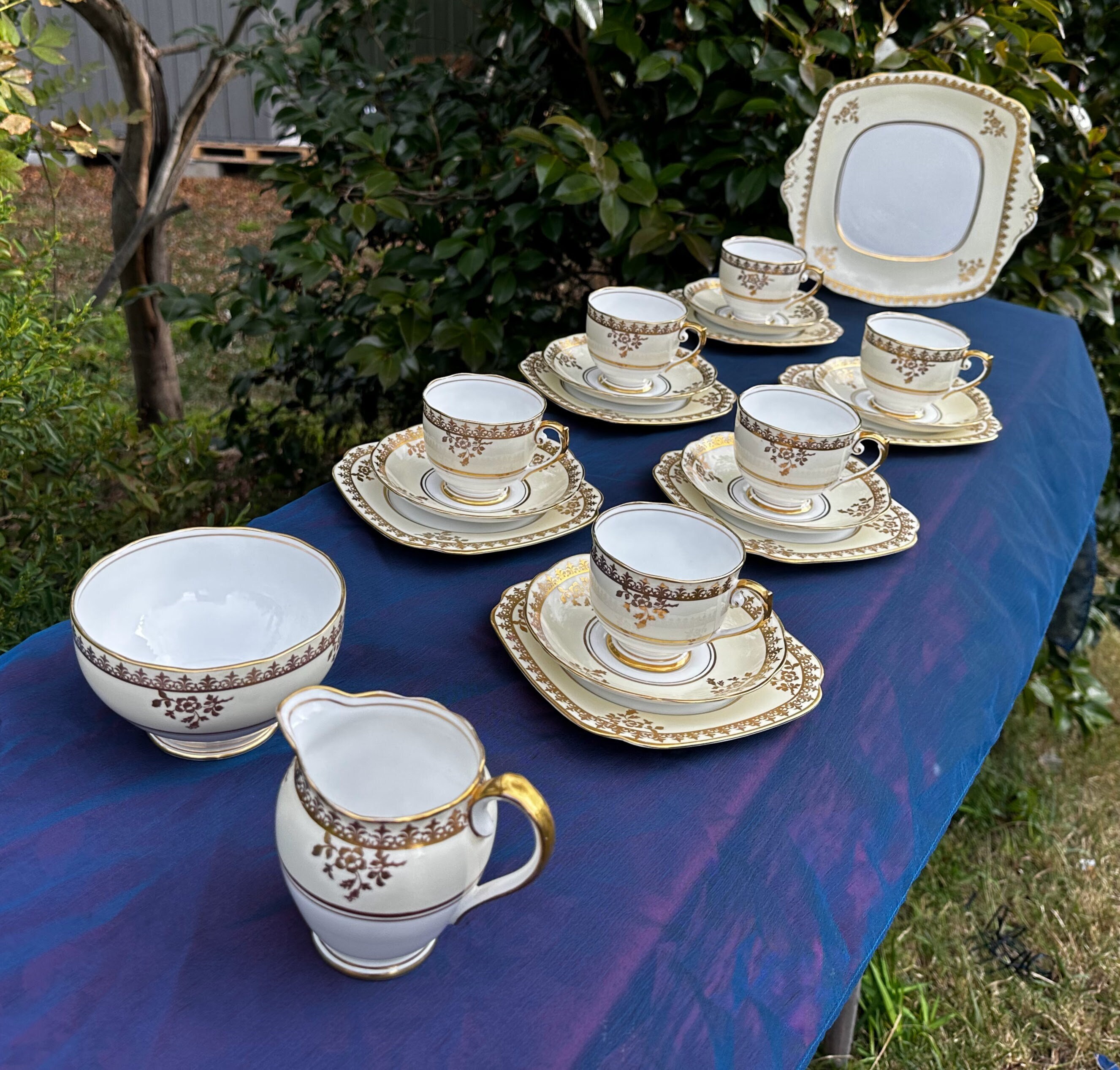 Roslyn English Part Tee-Set, 6 Trios, Krug, Schüssel und Kuchenteller in Gold und Creme