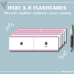 Puede incluir: Tarjetas didácticas HSK1 3.0 con 500 tarjetas, que incluyen caracteres simplificados y tradicionales, pinyin y significado. Las tarjetas tienen un fondo blanco con bordes rosas. También hay un bolígrafo plateado y clips.