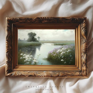 Puede incluir: Una pintura de paisaje enmarcada con un marco dorado ornamentado. La obra representa un sereno paisaje acuático con flores blancas y moradas, juncos verdes y un cielo nublado. El texto "TWINKLING FOREST selected fine art" está en la parte inferior.
