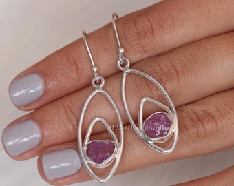 Ruwe robijnoorbellen, 925 sterlingzilveren oorbellen, ruwe edelsteenoorbellen, hangoorbellen, handgemaakte zilveren sieraden