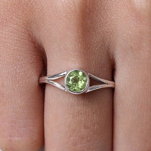 Cut Peridot Ring, 925 Sterling Silver Ring, Round Gemstone Ring, August Birthstone, Split Band Ring, Handmade Jewellery, Women Silver Ring