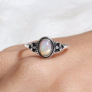 Anello con opale etiope, anello in argento sterling 925, anello con pietra portafortuna di ottobre, anello fatto a mano, gioiello con pietre preziose naturali, regalo per lei