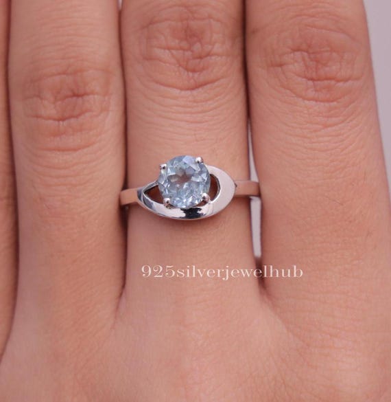 Anello Dorato Dei Gioielli Con Topazio Blu Fotografia Stock - Immagine