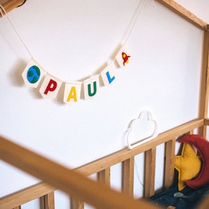 Ghirlanda con nome a razzo, striscione in feltro personalizzato (taglia M), colorato, catena di gagliardetti con nome, arredamento per la camera dei bambini, catena di gagliardetti personalizzata