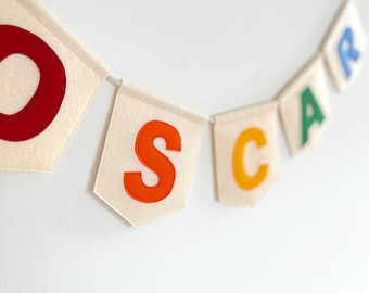Gepersonaliseerde vilten banner (maat M), kleurrijke regenboog naamvlaggetjesbanner, kinderkamerdecoratie, gepersonaliseerde vlaggetjesbanner, slinger