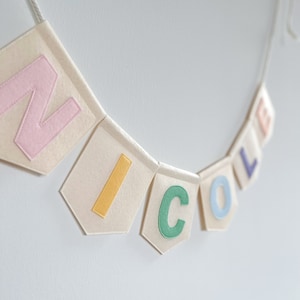Banner in feltro personalizzato, stamina con nome arcobaleno pastello, regalo di compleanno, asilo nido, stamina personalizzata, ghirlanda