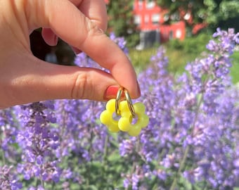 Golden hoop earrings with flowers 16 mm