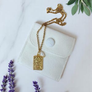 Gouden en zilveren ketting met rijstkorrel zoetwaterparel en tarotkaart de geliefden hanger