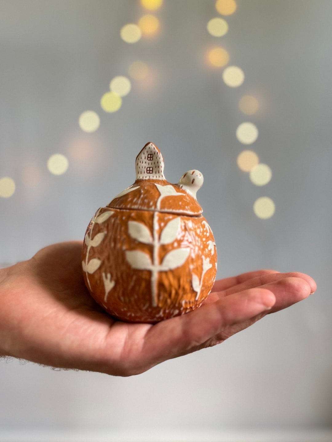 Tiny Keepsake Box With White Flowers and A Tiny House; Jewelry