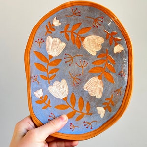 MADE TO ORDER: Hellblaue Sgraffito Keramik Platte / Terrakotta Schale mit weißen Blumen / Handgefertigte Keramikplatte mit Fuß