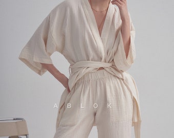 Bata de algodón orgánico. Conjunto de pantalón: estilo bohemio playero, pantalones anchos y cárdigan de manga larga.