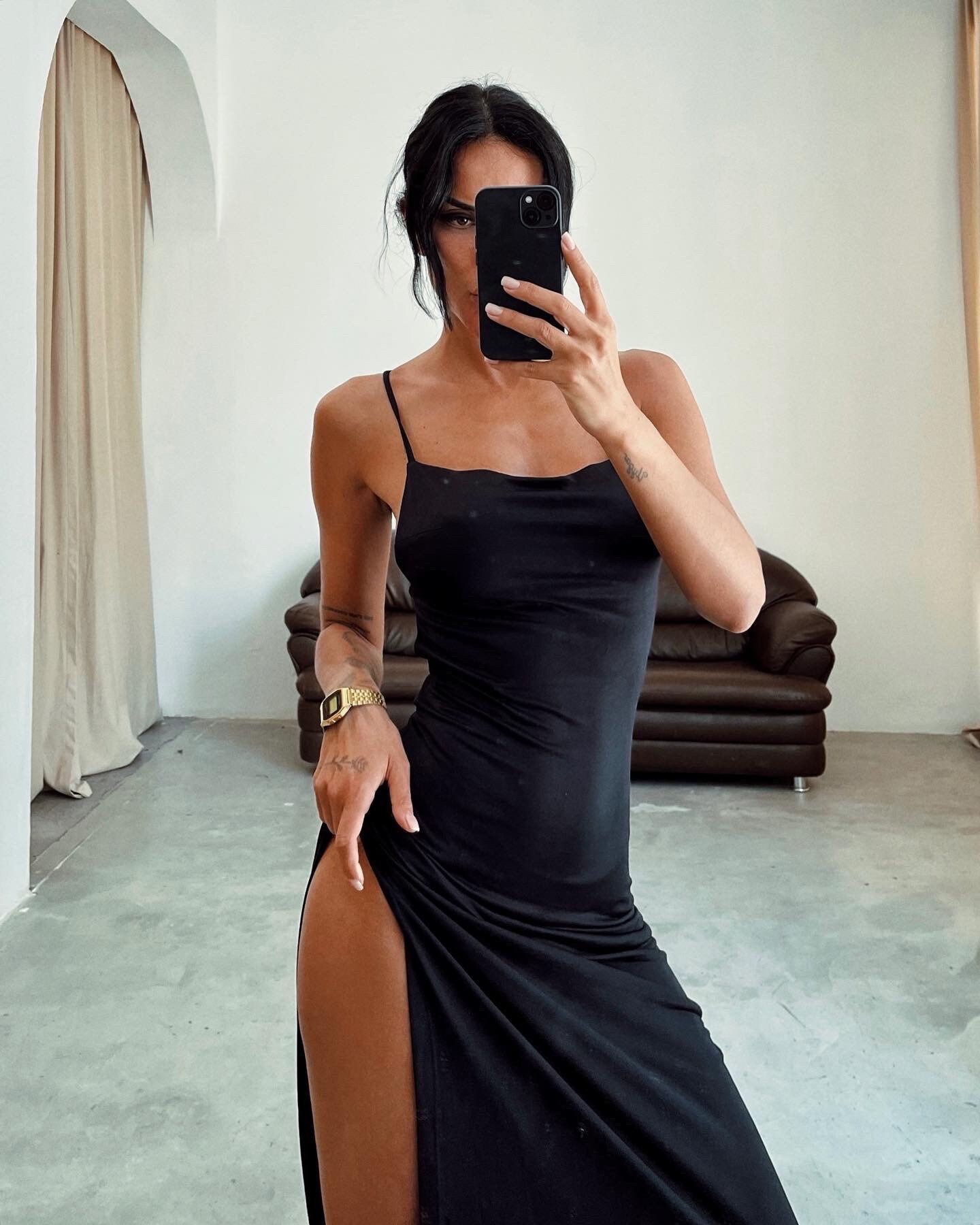 black dress w slit