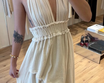 Off-white linneklänning i gudinnamodell: Asymmetrisk bohemisk sommar, hög slits, grekisk, öppen rygg