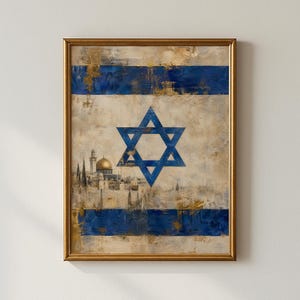 Könnte beinhalten: Ein gerahmter Kunstdruck mit einer texturierten, malerischen Interpretation der israelischen Flagge. Das Design zeigt zwei horizontale blaue Streifen und einen zentralen blauen Davidstern, überlagert von der Skyline Jerusalems mit einer goldenen Kuppel.