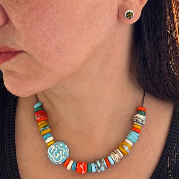 Ensemble de collier de perles de verre de Murano et boucle d'oreille Millefiori Stud, boucle d'oreille de fleur colorée minimaliste faite à la main et tour de cou multicolore réglable