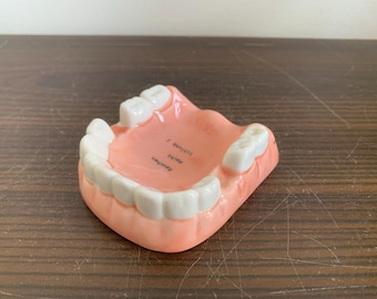 0s Mouth Ceramic Ashtray Teeth Rauchen macht Schlank Vintage