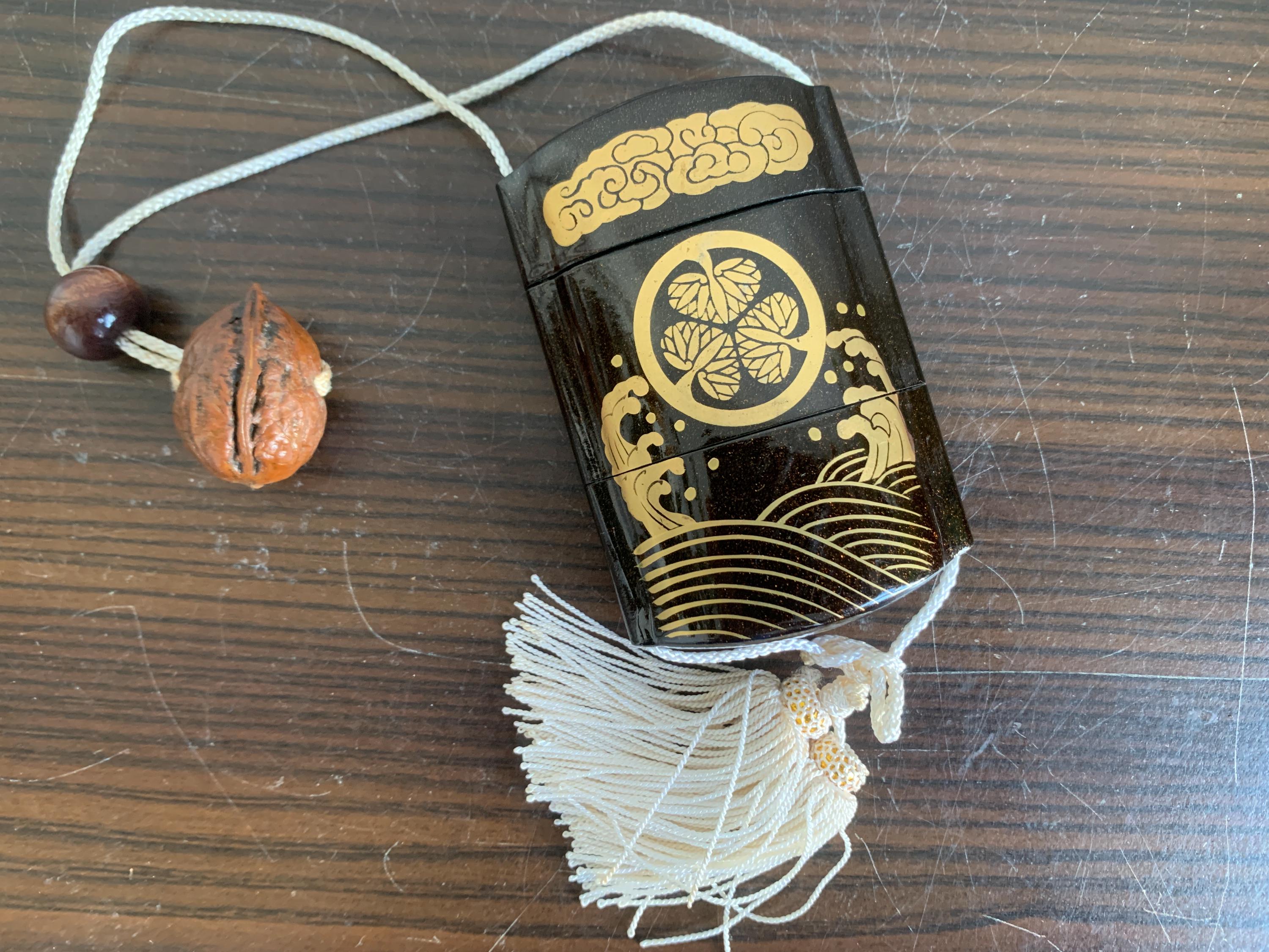 金色 漆器 印籠 根付 薬入れ 小物入れ オブジェ 金色 漆器 印籠 根付