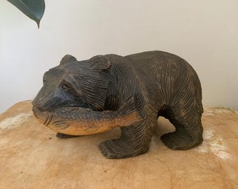 北海道のヴィンテージ木彫り：アイヌ風の熊と鮭 - Etsy 日本
