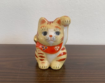 RARE 九谷焼 Kutani Manekineko まねき猫 Lucky cat Small Brown tabby cat Japanese antique Vintage