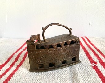 Hierro de carbón de los años 20, latón antiguo