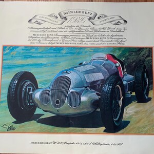 Può includere: Stampa vintage di un'auto da corsa Mercedes Benz argentata del 1926. L'auto ha grandi pneumatici neri, una carrozzeria aerodinamica e un accento rosso. La stampa include testo in tedesco e il logo Daimler Benz.