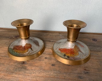 Juego de 2 candelabros de latón macizo con forma de pájaro migratorio esmaltado de los años 50, soporte para velas vintage.