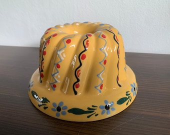 Hecho en Francia Bundt Cake Mold Gugelhupf Grande Mostaza amarillo Vintage Cerámica pintada a mano