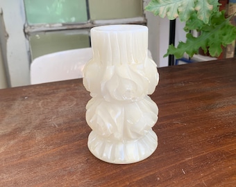 Vaso per fiori in alabastro bianco anni '70 Scultura vintage con rosa