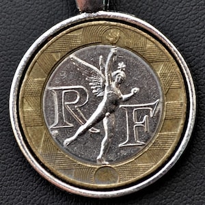 Collar con colgante de moneda bimetálica de la libertad de Francia