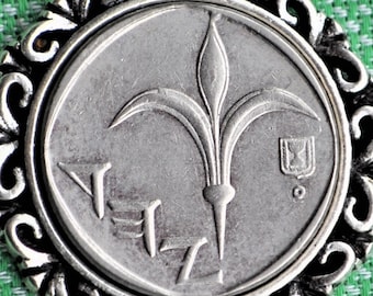Collar con colgante de moneda de lirio de Israel
