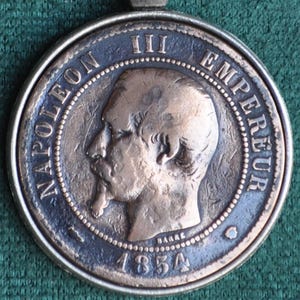 Collar con colgante de moneda de Napoleón III, Francia, 1854
