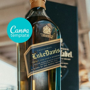 Puede incluir: Una botella de vidrio transparente de whisky Luke Davis Groomsmans, una mezcla de los mejores whiskies. La botella tiene una etiqueta dorada con texto negro y una corona dorada. La botella está sobre una mesa con un vaso al lado.
