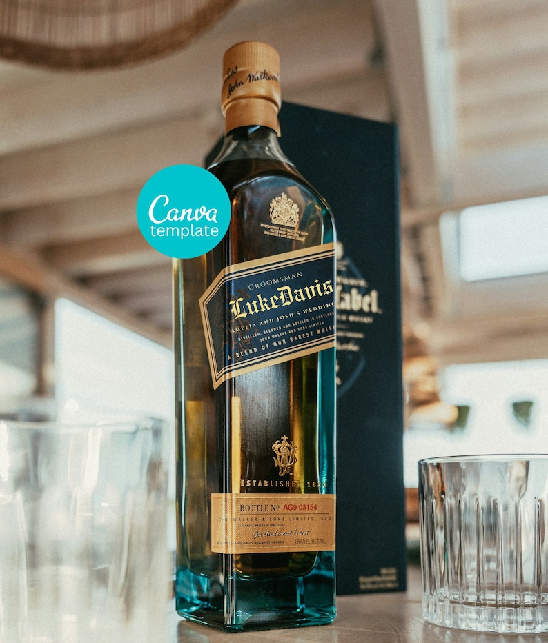 K&ouml;nnte beinhalten: Eine durchsichtige Glasflasche Luke Davis Groomsmans Whisky, eine Mischung der feinsten Whiskys. Die Flasche hat ein goldenes Etikett mit schwarzem Text und einer goldenen Krone. Die Flasche steht auf einem Tisch mit einem Glas daneben.
